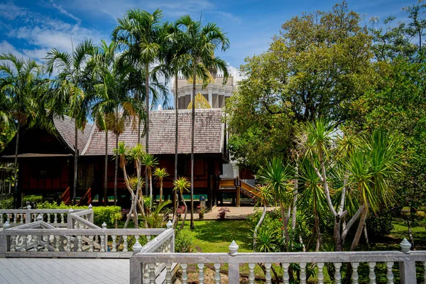 Tayland 'daki eski bir Budist tapınağı.