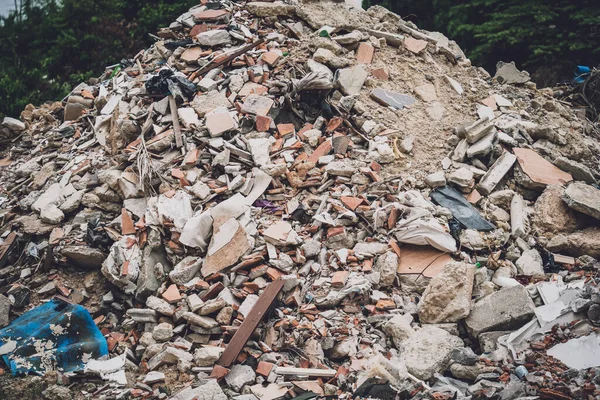Yerde plastik şişeler ve diğer atık türleri