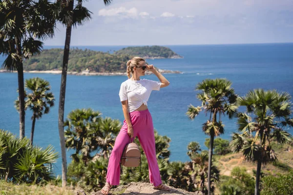 Yaz tatilindeki genç gezgin kadın güzel dağlar ve deniz manzaralarıyla — Stok fotoğraf