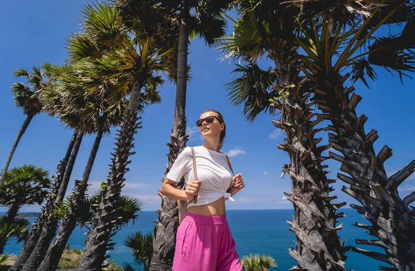 Young traveler woman at summer holiday vacation with beautiful palms and seascapes — Stock fotografie