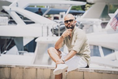 Marinada poz veren bir gencin moda portresi.