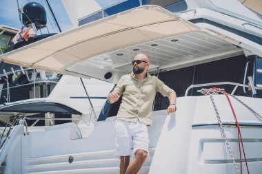 Marinada poz veren bir gencin moda portresi.