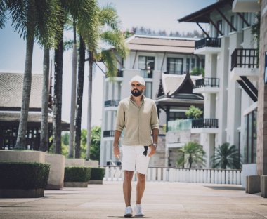 Marinada poz veren bir gencin moda portresi.