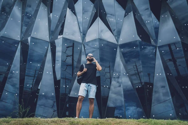 Retrato de um jovem da moda falando pelo telefone em belo fundo urbano escuro — Fotografia de Stock