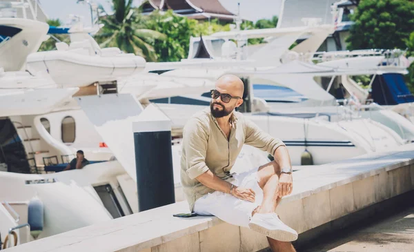 Marinada poz veren bir gencin moda portresi.