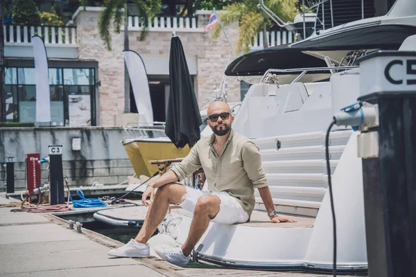 Retrato de un joven de moda posando en el puerto deportivo y yahts fondo —  Fotos de Stock