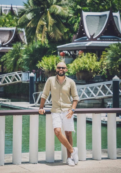 Retrato de un joven de moda posando en el puerto deportivo y yahts fondo —  Fotos de Stock