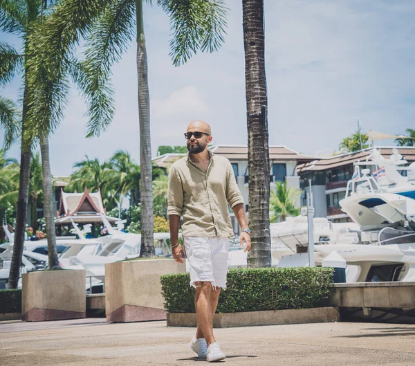 Retrato de un joven de moda posando en el puerto deportivo y yahts fondo —  Fotos de Stock