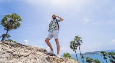 Yaz tatilindeki genç gezgin. Güzel dağları ve arka planda deniz manzaraları var.