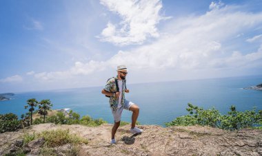 Yaz tatilindeki genç gezgin. Güzel dağları ve arka planda deniz manzaraları var.