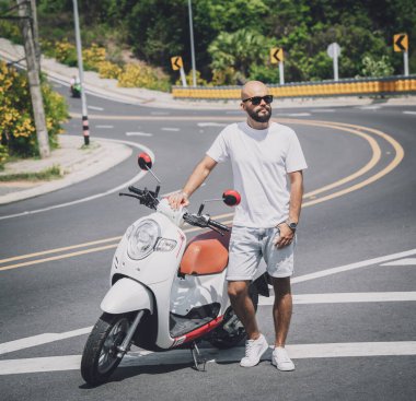 Motosikletli şık bir genç adam.