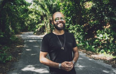 Ormanda güzel bir geçmişi olan moda bir gencin portresi.