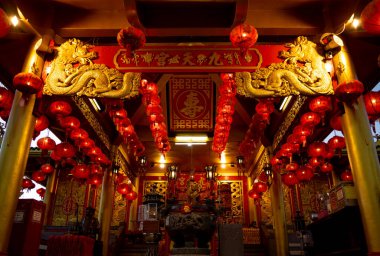 Gün batımında büyük güzel bir Çin tapınağı.