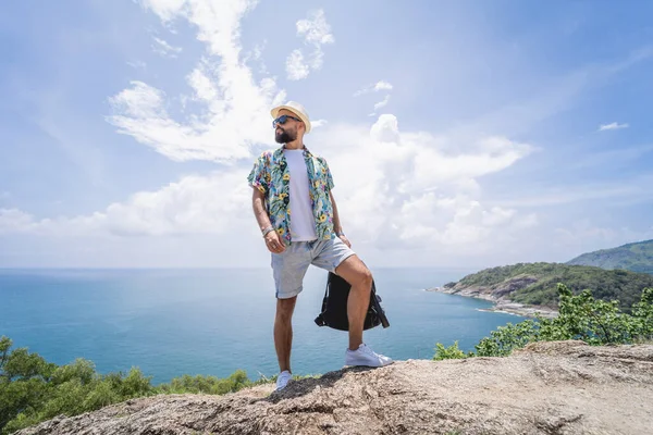 Yaz tatilindeki genç gezgin. Güzel dağları ve arka planda deniz manzaraları var.