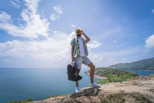 Yaz tatilindeki genç gezgin. Güzel dağları ve arka planda deniz manzaraları var.