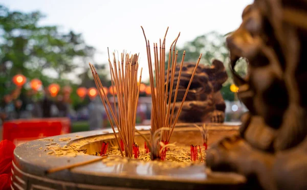 Het verbranden van wierookstokjes in de grote Chinese tempel — Stockfoto