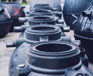 Üretici fabrikasındaki siyah plastik su deposu.