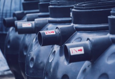 Üretici fabrikasındaki siyah plastik su deposu.