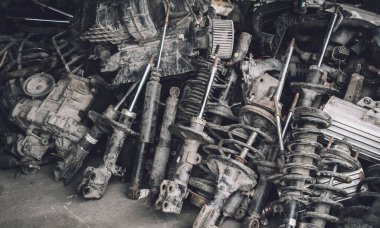Eski araba servisinde hurda otomotiv parçaları