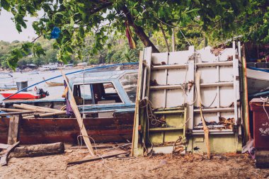 Kumsalda eski bir tahtadan tekne