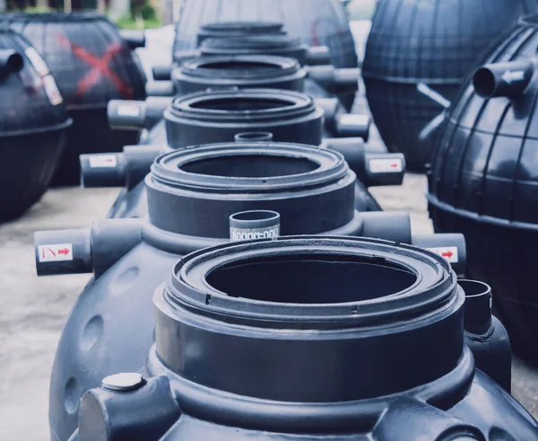 Üretici fabrikasındaki siyah plastik su deposu.