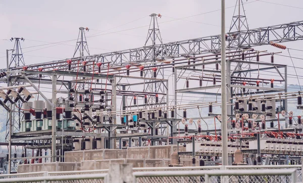 Subestación de distribución de corriente de planta de energía eléctrica de alta tensión — Foto de Stock