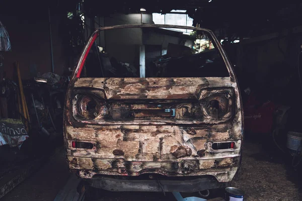 Front eines rostigen Autos in Garage — Stockfoto