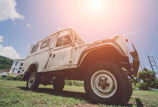 Afrika ormanlarında safari için eski paslı arabalar.