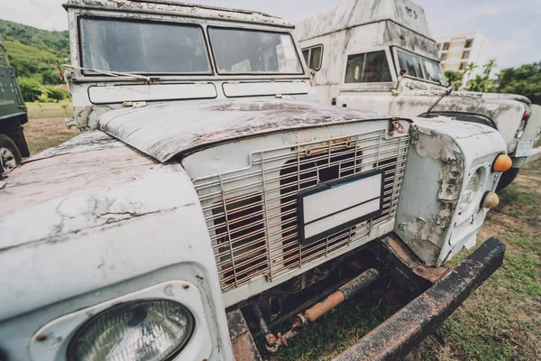 Velhos carros enferrujados para safári na selva da África — Fotografia de Stock