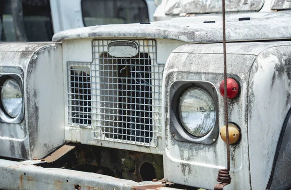 Viejos coches oxidados para safari en la selva de África — Foto de Stock