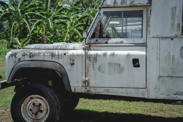 Alte rostige Autos für Safari im Dschungel Afrikas — Stockfoto