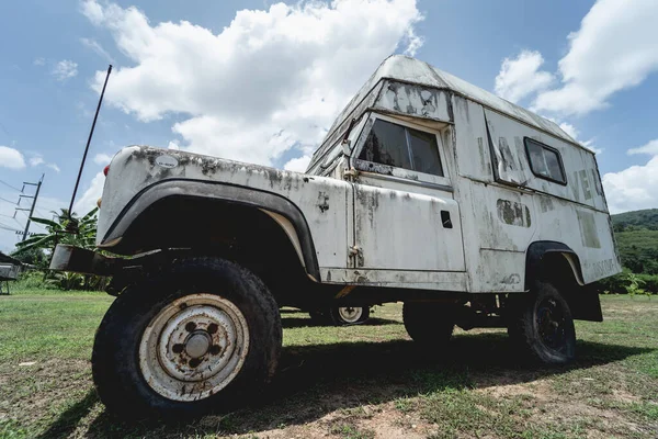 Alte rostige Autos für Safari im Dschungel Afrikas — Stockfoto