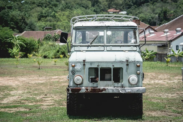 Alte rostige Autos für Safari im Dschungel Afrikas — Stockfoto