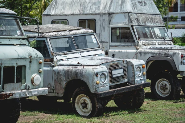 Gamla rostiga bilar för safari i Afrikas djungel — Stockfoto