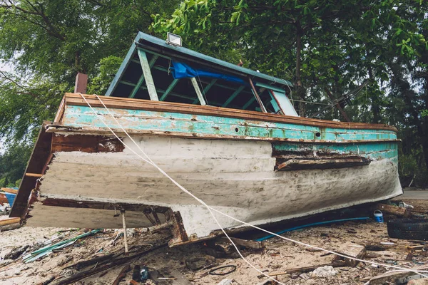 Kumsalda eski bir tahtadan tekne