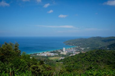 Okyanusta palmiye ağaçları olan güzel dağlar