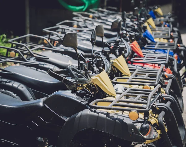 Satır kirli ATVs dörtlü bisiklet görüntüsü