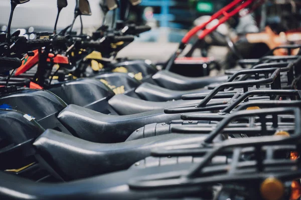 Satır kirli ATVs dörtlü bisiklet görüntüsü