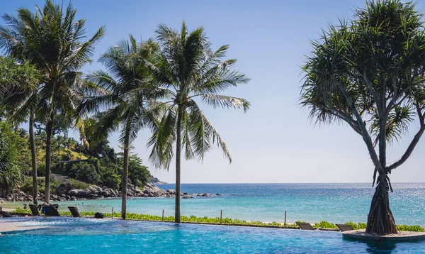 Traumhafter tropischer Paradiesstrand mit Schwimmbädern und Kokospalmen — Stockfoto