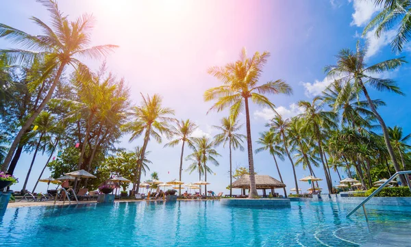 Amazing tropical paradise beach with swimming pools and coconut palms — Fotografia de Stock