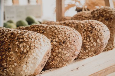 Yulaf ezmeli tahıl unundan taze ev yapımı ekmek.