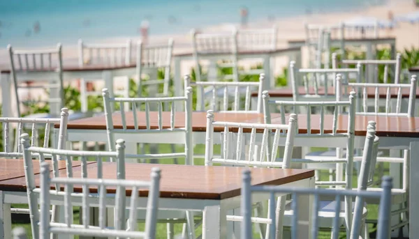 Велике пляжне кафе зі столами та стільцями, розміщеними на березі моря — стокове фото