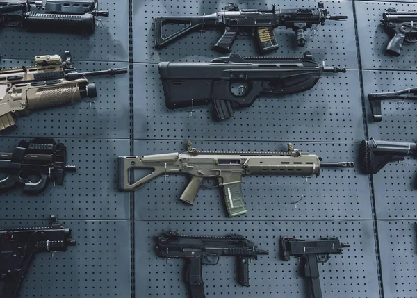 Colección de rifles y carabinas en la pared —  Fotos de Stock