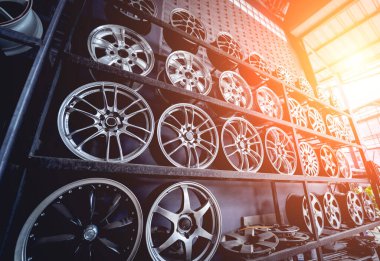 Bir dükkanda sıra sıra metal araba diskleri