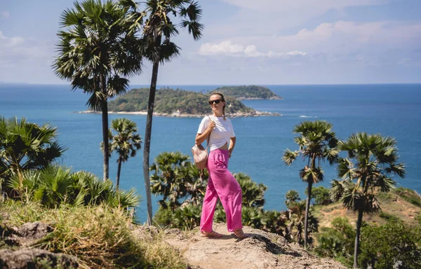 Молода мандрівна жінка на літні канікули з красивими горами і морськими пейзажами — стокове фото