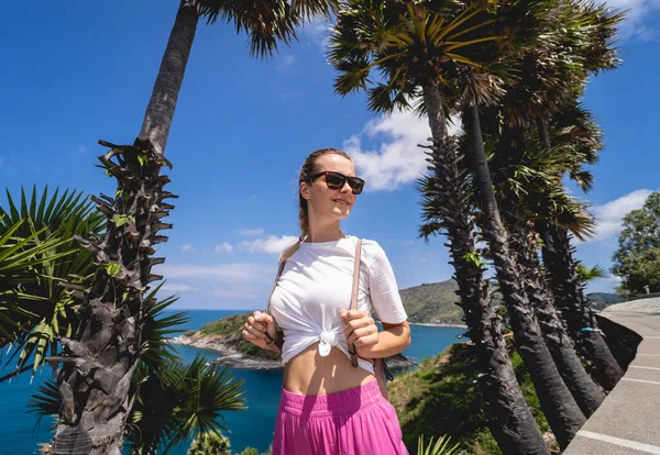 Young traveler woman at summer holiday vacation with beautiful palms and seascapes — Stock fotografie