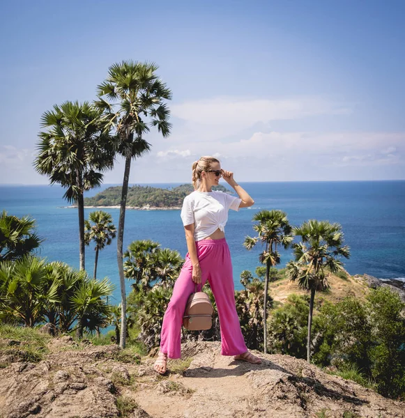 Yaz tatilindeki genç gezgin kadın güzel dağlar ve deniz manzaralarıyla — Stok fotoğraf