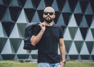 Güzel, karanlık şehir geçmişine sahip bir gencin portresi.