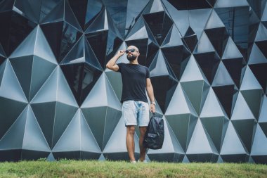 Güzel, karanlık şehir geçmişine sahip bir gencin portresi.