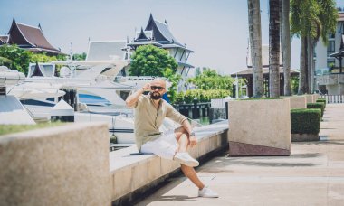 Marinada poz veren bir gencin moda portresi.